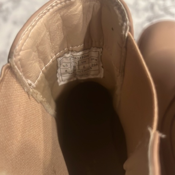 Boots ❤️ - Picture 4 of 4